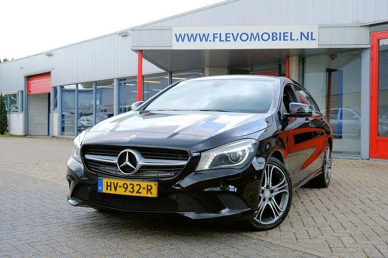Schwarz Gebraucht 2016 Mercedes CLA200 Shooting Brake Edition Kombi | 12.750 € (Superpreis) - Bild 1/4