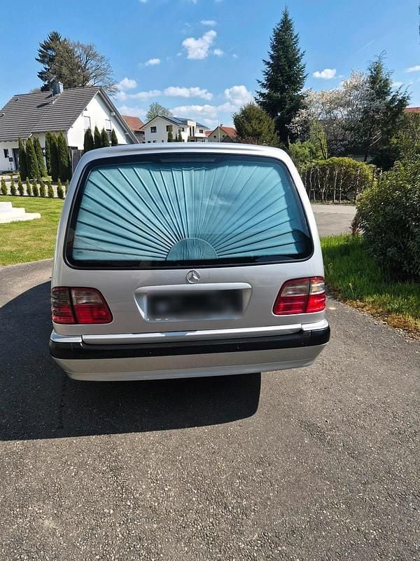 Usata Mercedes E220 143 CV (105 kW) 2000 Argento