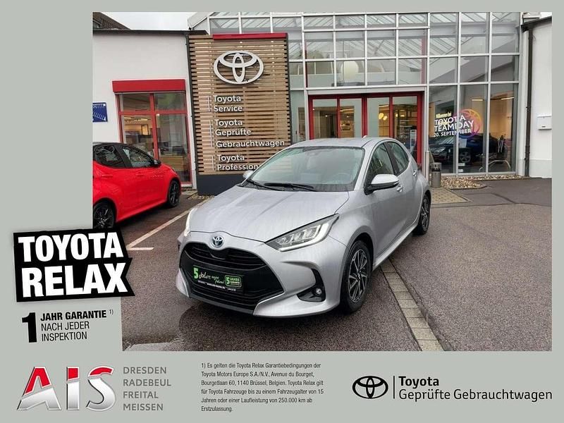 Silver (metallic) Gebraucht 2023 Toyota Yaris Hybrid Team Kleinwagen | 19.990 € (Guter Preis) - Bild 1/3