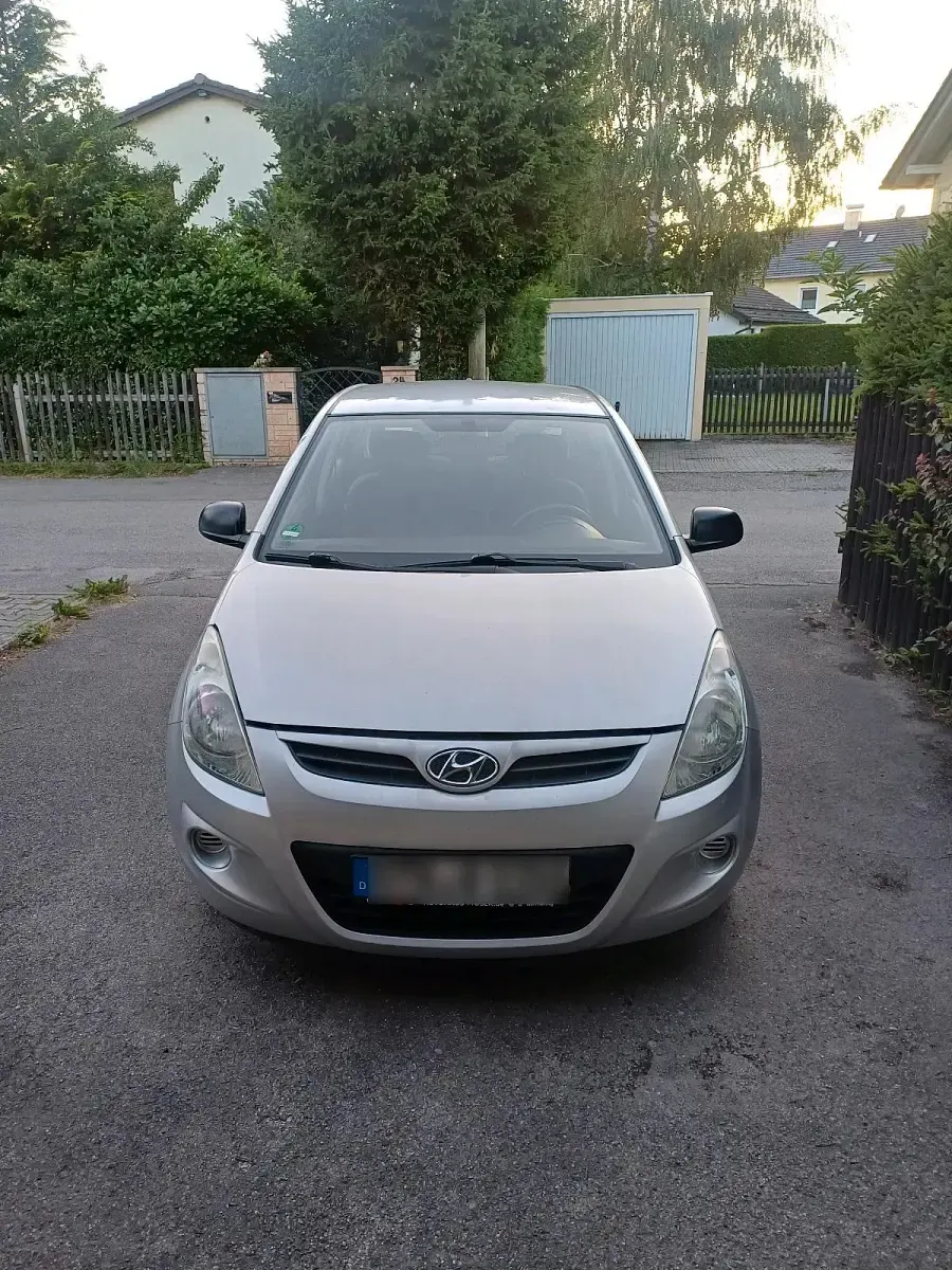 Gebraucht Hyundai i20 77 PS (56 kW) 2009 Silber Kleinwagen