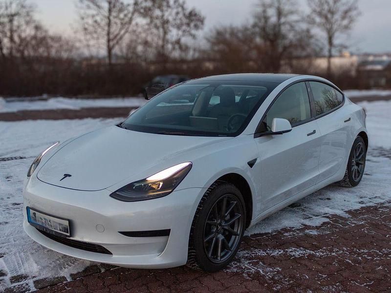 Weiß Gebraucht 2021 Tesla Model 3 Standard Range Plus Limousine | 21.500 € (Fairer Preis) - Bild 1/4