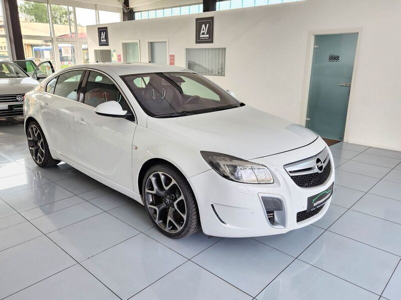 Weiß Gebraucht 2010 Opel Insignia OPC Limousine | 8.898 € (Etwas zu teuer) - Bild 1/4