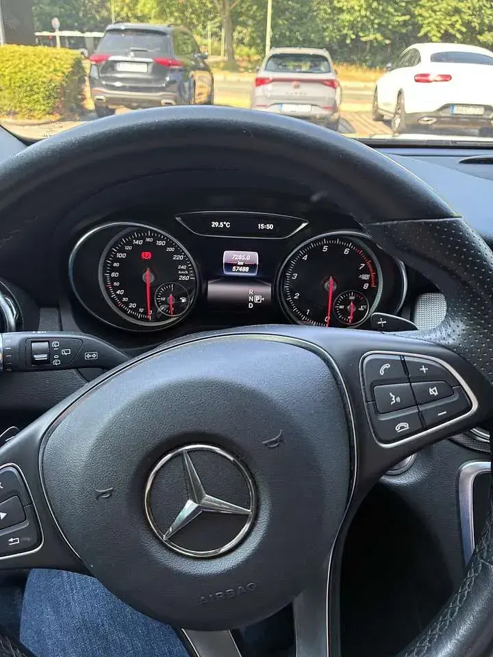 Gebraucht Mercedes GLA180 122 PS (89 kW) 2020 Grau SUV