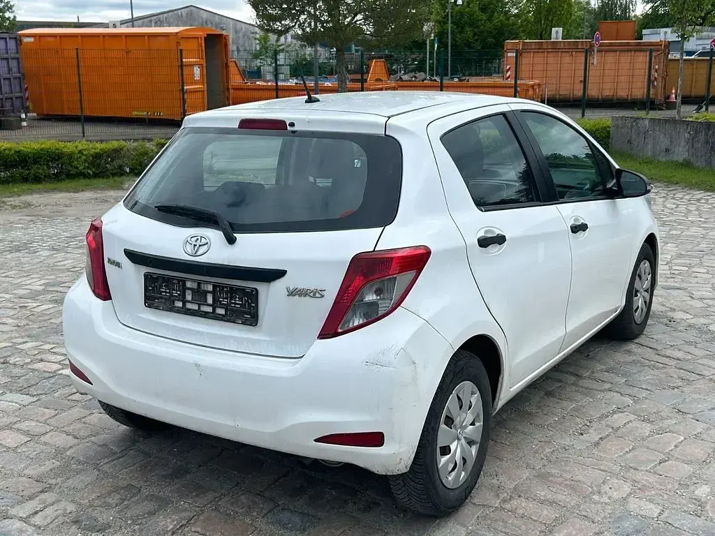 Gebraucht Toyota Yaris Basis 69 PS (50 kW) 2013 Weiß Kleinwagen
