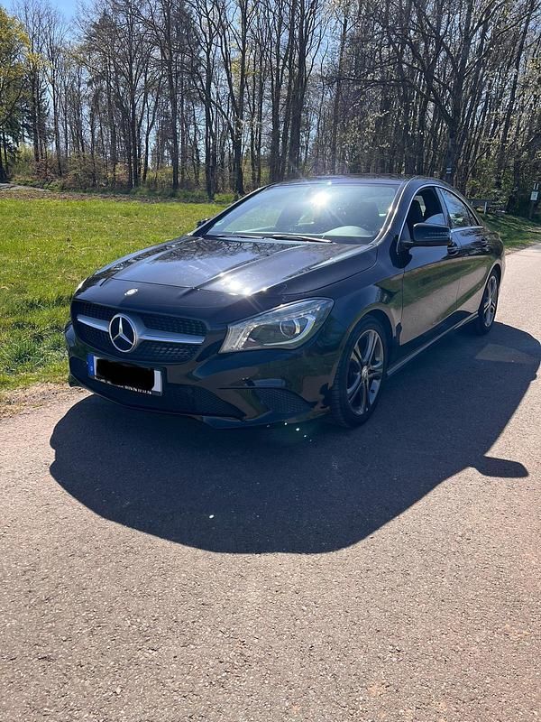 Schwarz Gebraucht 2015 Mercedes CLA200 Limousine | 17.990 € (Fairer Preis) - Bild 1/4