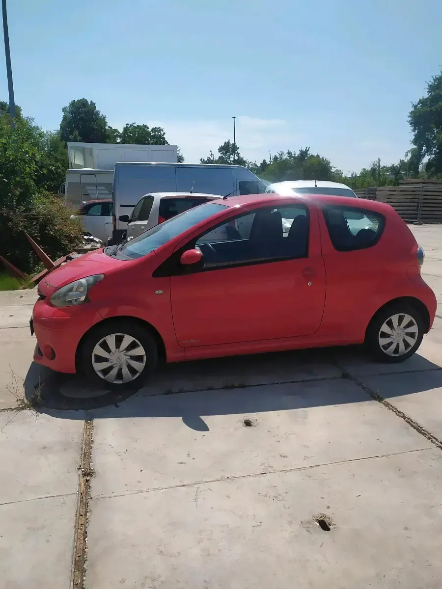 Gebraucht Toyota Aygo 68 PS (50 kW) 2013 Rot Kleinwagen