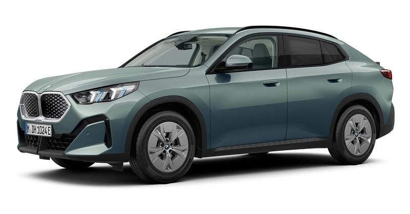 Grün Gebraucht 2024 BMW iX2 Comfort Edition SUV | 48.320 € (Superpreis) - Bild 1/4