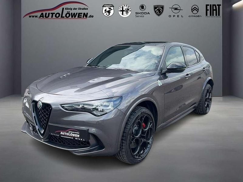 Grigio vesuvio, metallic Neu 2025 Alfa Romeo Stelvio SUV | 78.450 € (Superpreis) - Bild 1/4