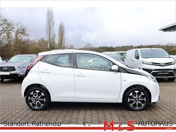 Gebraucht Toyota Aygo Team 72 PS (52 kW) 2021 Schneeweiß Kleinwagen
