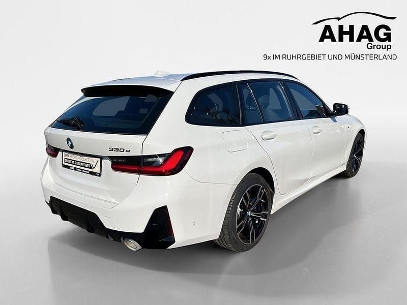 Gebraucht BMW 330e Performance 292 PS (214 kW) 2025 Weiß Kombi