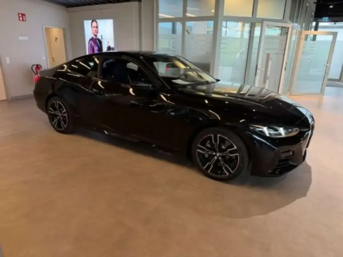 Neu BMW 430 M Sport 258 PS (189 kW) 2025 Saphirschwarz metallic Coupé