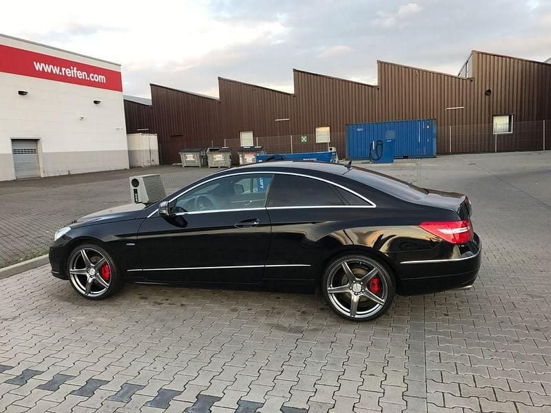 Gebraucht Mercedes E200 184 PS (135 kW) 2010 Schwarz Coupé