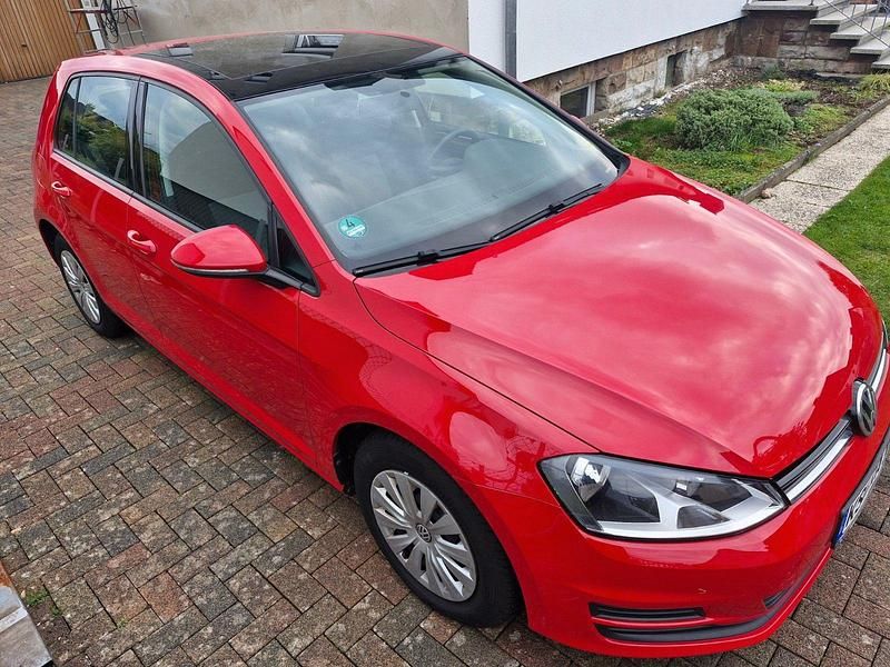 Rot Gebraucht 2013 VW Golf VII Trendline Limousine | 7.750 € (Fairer Preis) - Bild 1/4