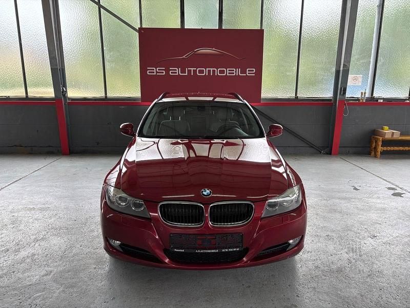 Rot Gebraucht 2012 BMW 318 Sport Line Kombi | 4.490 € (Superpreis) - Bild 1/4