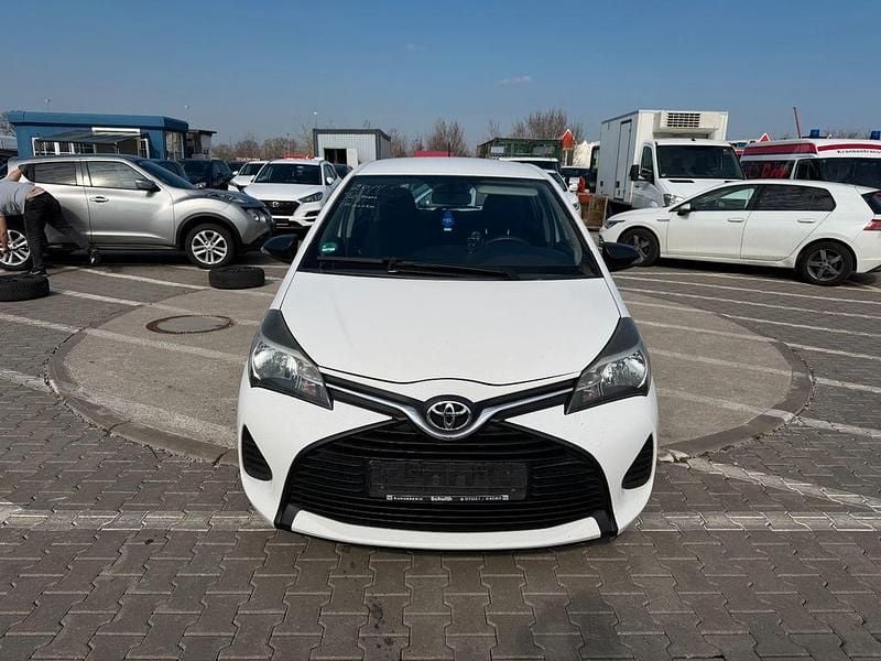 Gebraucht Toyota Yaris Basis 69 PS (50 kW) 2014 Weiß Kleinwagen