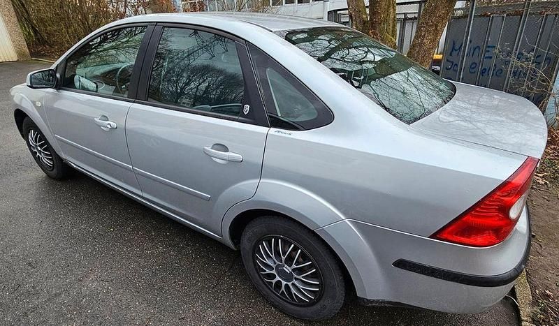 Gebraucht Ford Focus Ghia 101 PS (74 kW) 2006 Silber Limousine