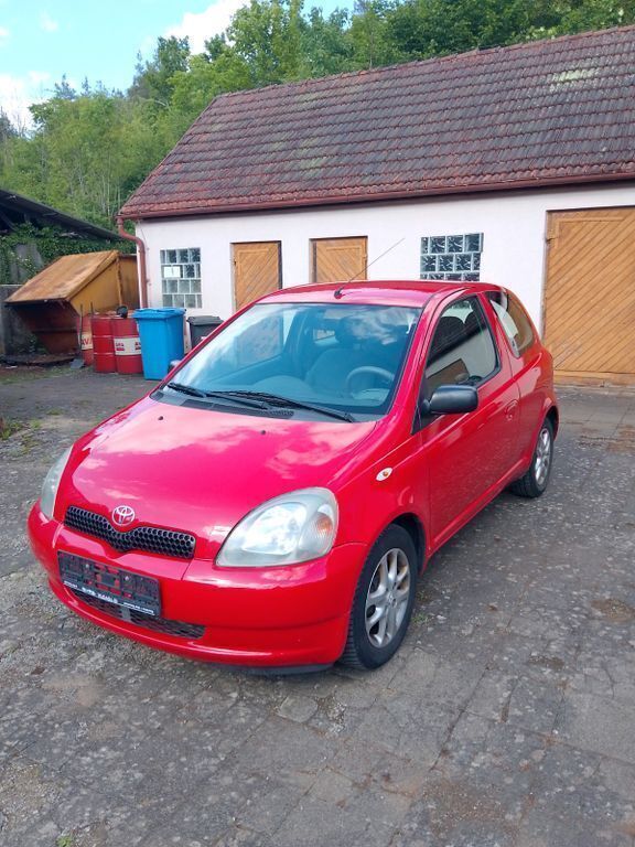 Rot Gebraucht 2001 Toyota Yaris Eco Limousine | 1.500 € (Fairer Preis) - Bild 1/4