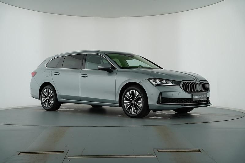 Gebraucht Skoda Superb Selection 193 PS (141 kW) 2024 Pebble silber metallic Limousine