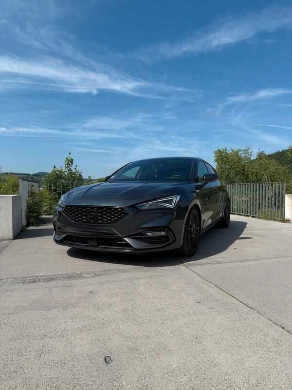Grau Gebraucht 2021 Seat Leon Limousine | 26.500 € (Teuer) - Bild 1/4