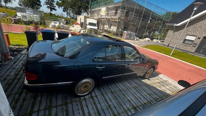 Schwarz Gebraucht 1997 Mercedes E200 Limousine | 4.950 € (Fairer Preis) - Bild 1/4