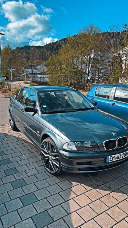 Grau Gebraucht 2000 BMW 318 Limousine | 8.000 € - Bild 1/4