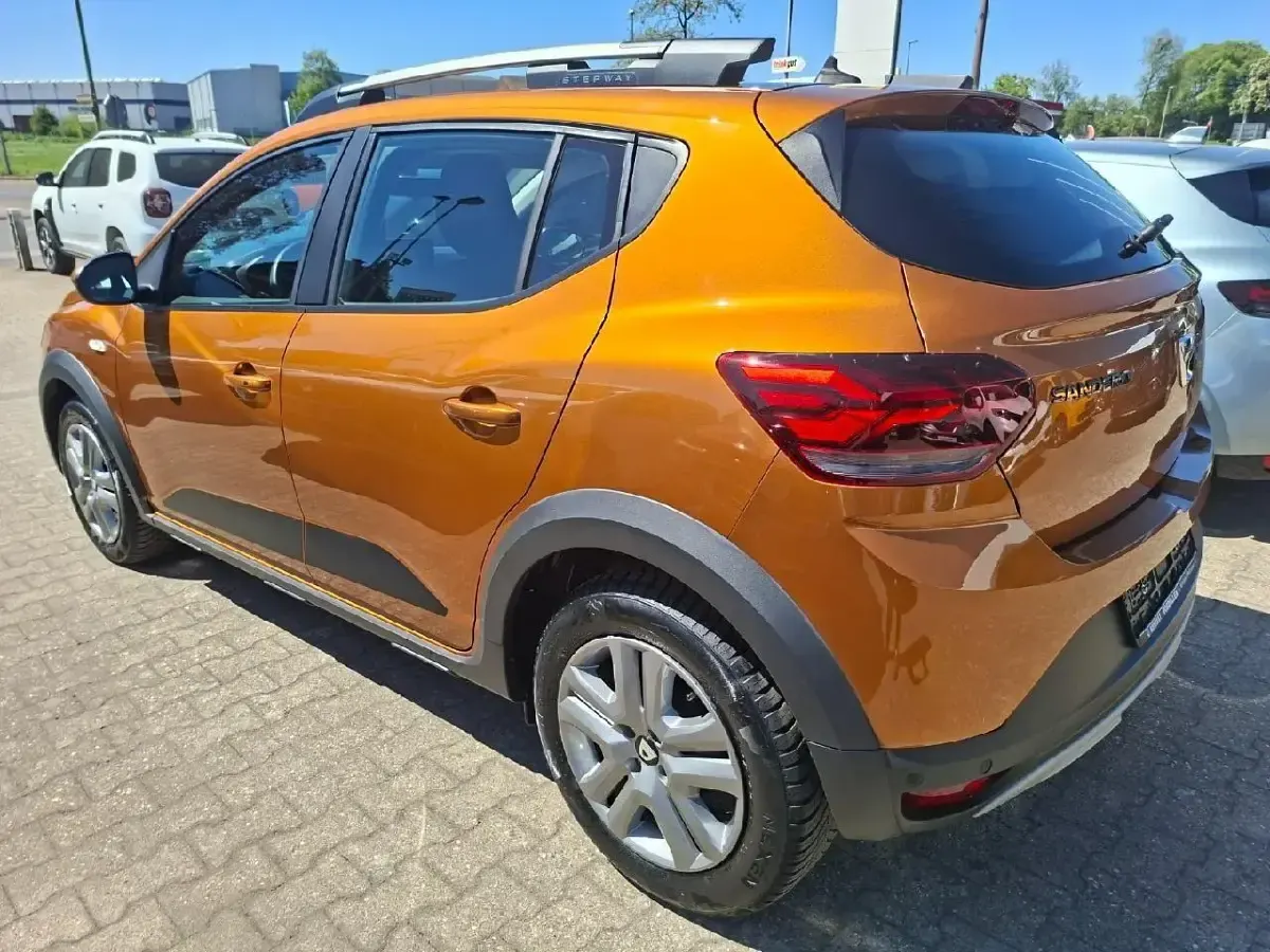Używany Dacia Sandero Expression 91 KM (66 kW) 2021 Pomarańczowy Hatchback