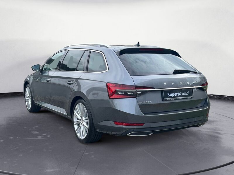 Gebraucht Skoda Superb LAURIN & KLEMENT 190 PS (139 kW) 2024 Grau Kombi