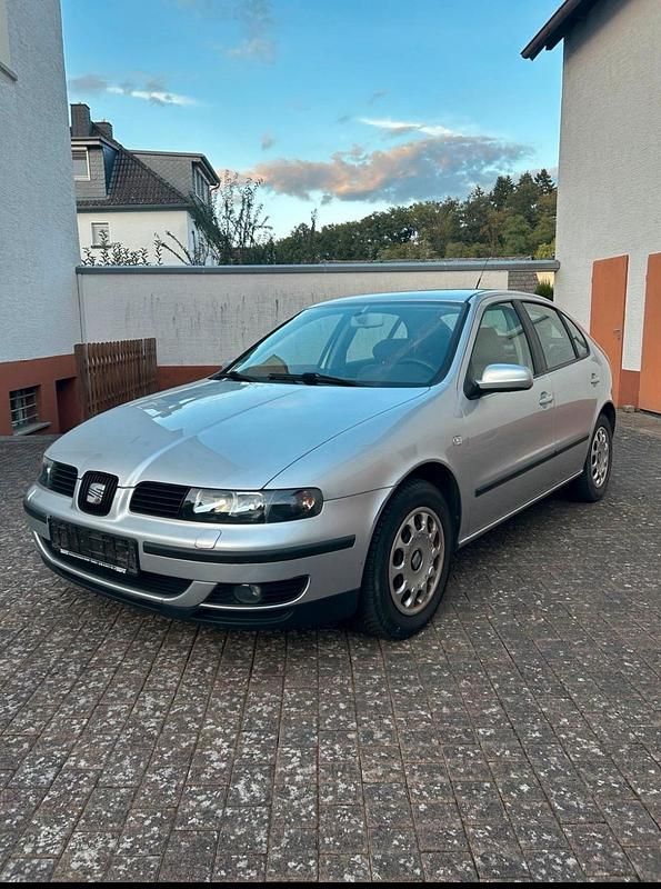Grau Gebraucht 2001 Seat Leon Limousine | 1.600 € (Fairer Preis) - Bild 1/4