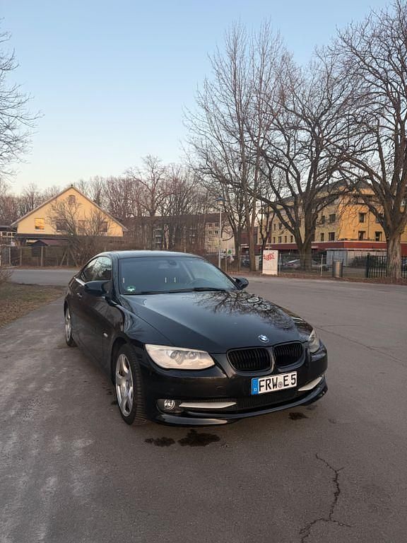 Gebraucht BMW 320 170 PS (125 kW) 2011 Schwarz Coupé