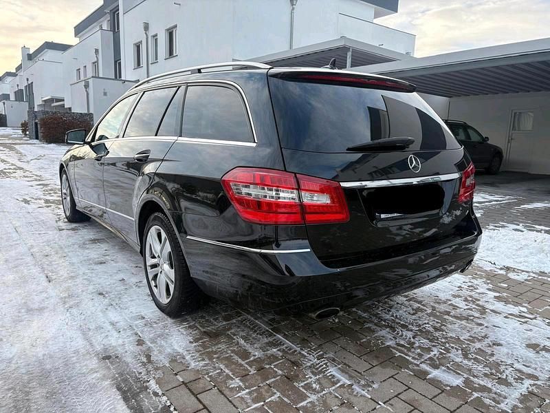 Schwarz Gebraucht 2010 Mercedes E300 Avantgarde Kombi | 7.200 € (Guter Preis) - Bild 1/4