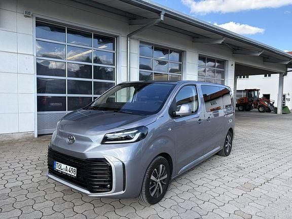 Silver metallic Gebraucht 2024 Toyota Proace Verso Club Kombi | 46.490 € (Fairer Preis) - Bild 1/4