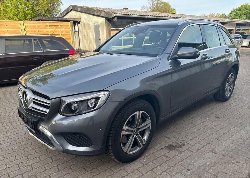 Selenitgrau metalliclack Gebraucht 2017 Mercedes GLC250 SUV | 19.990 € (Fairer Preis) - Bild 1/4