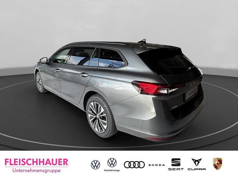 Neu Skoda Superb Selection 265 PS (194 kW) 2026 Grau Kombi