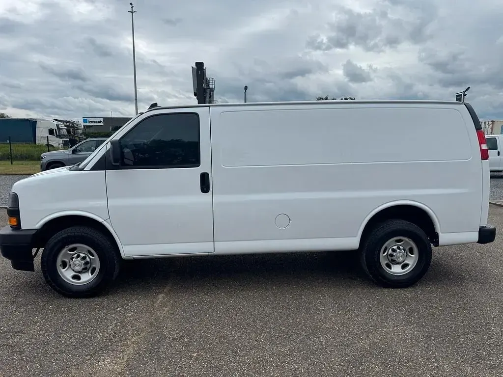 Gebraucht Chevrolet Express 266 PS (195 kW) 2022 Weiß Van / Kleinbus