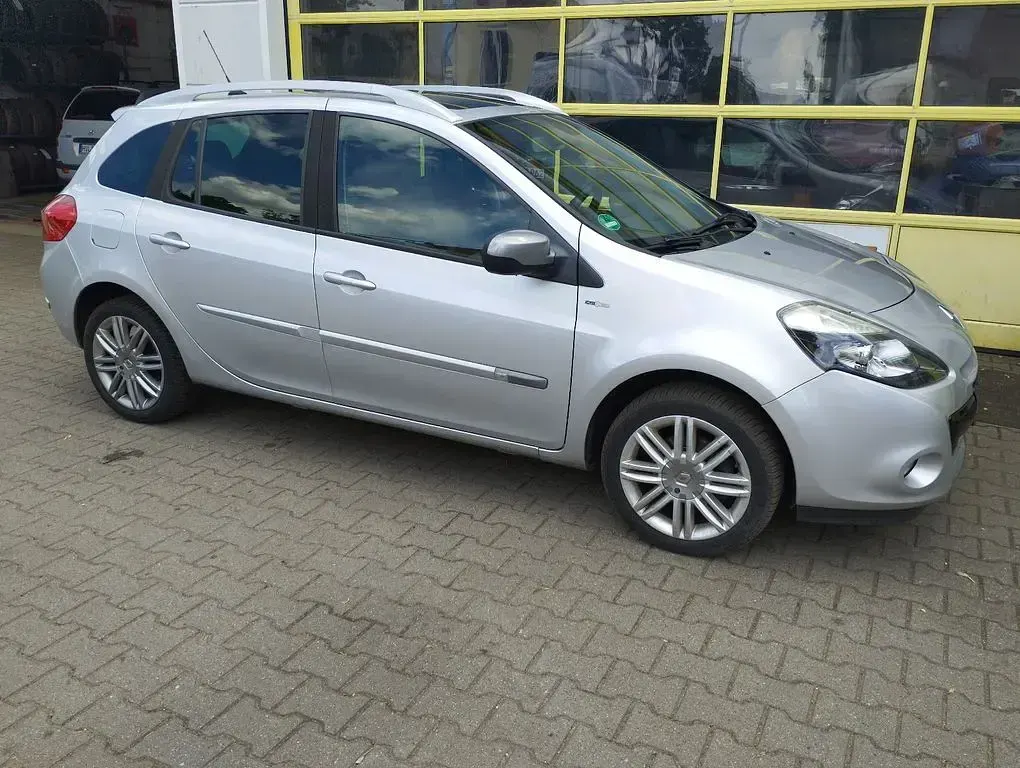 Gebraucht Renault Clio Night&Day 106 PS (77 kW) 2011 Silber Limousine