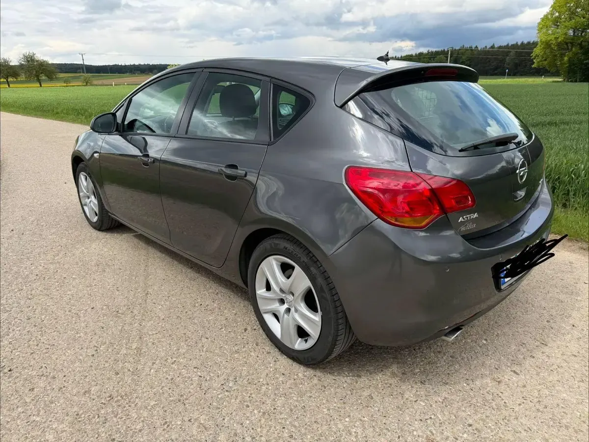 Gebraucht Opel Astra Design Edition 160 PS (117 kW) 2011 Grau Limousine