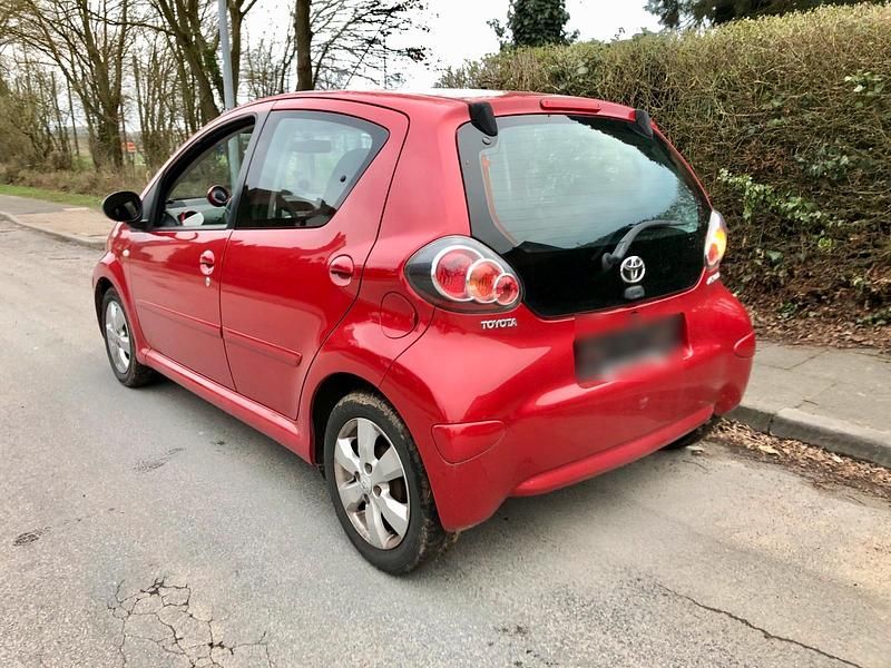 Gebraucht Toyota Aygo 68 PS (50 kW) 2010 Rot Kleinwagen