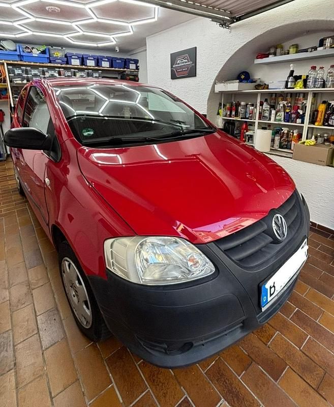 Rot Gebraucht 2010 VW Fox Kleinwagen | 1.900 € (Etwas zu teuer) - Bild 1/4