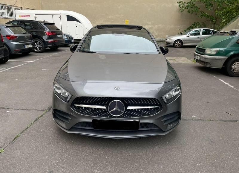 Grau Gebraucht 2020 Mercedes A180 AMG line Limousine | 15.400 € (Superpreis) - Bild 1/4