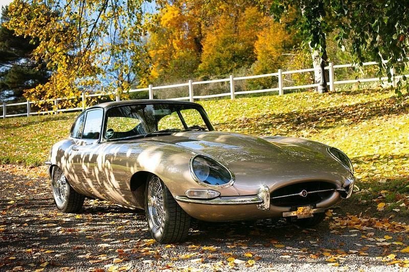 Second-hand Jaguar E-Type 265 CP (194 kW) 1963 Auriu Coupe