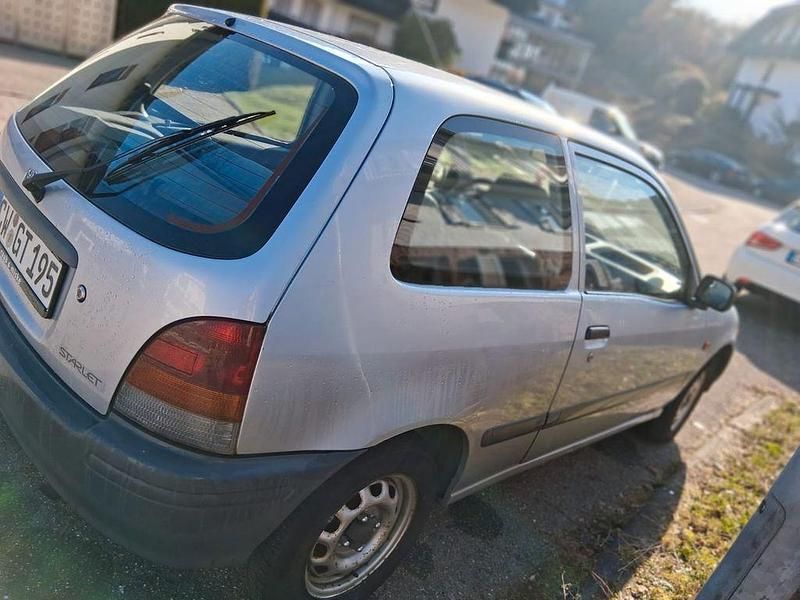 Gebraucht Toyota Starlet 75 PS (55 kW) 1999 Silber Kleinwagen