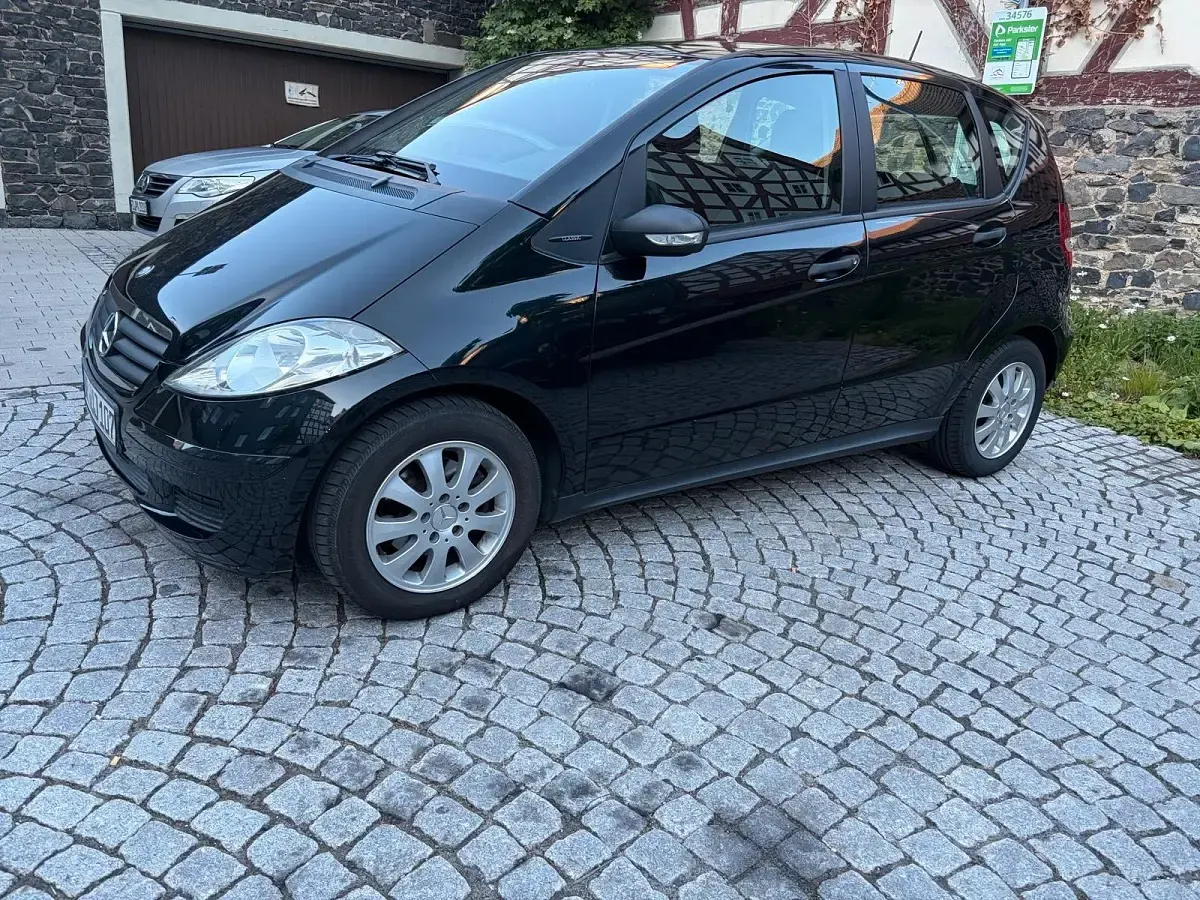 Używany Mercedes A150 Classic 95 KM (69 kW) 2004 Czarny Hatchback