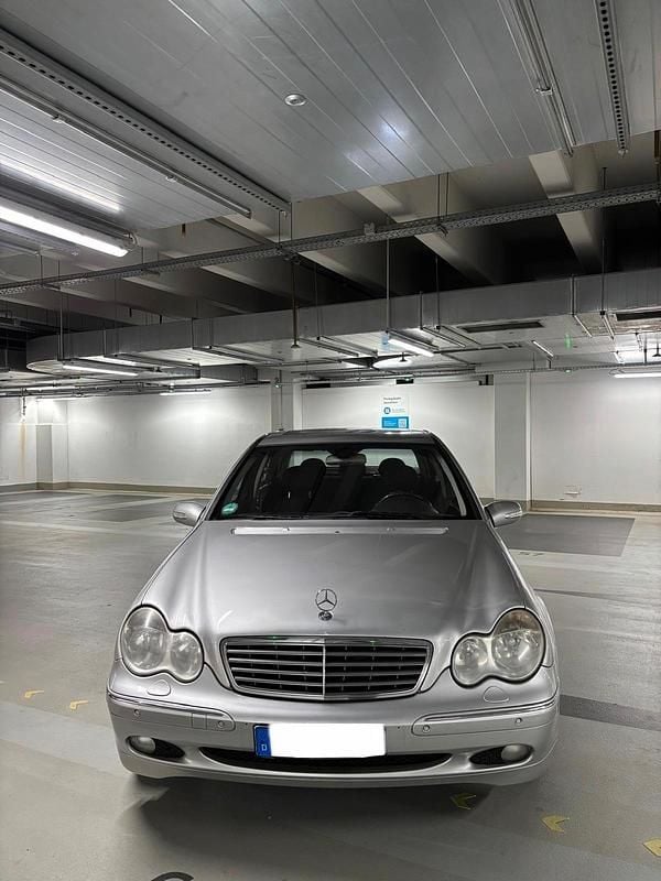 Silber Gebraucht 2004 Mercedes C200 Limousine | 2.500 € (Superpreis) - Bild 1/4