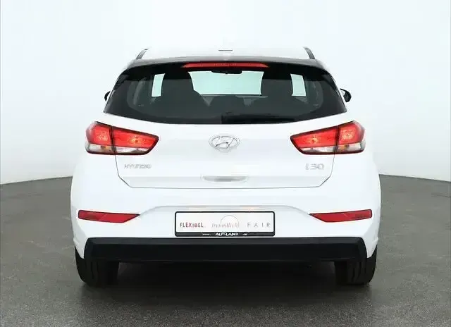 Gebraucht Hyundai i30 Pure 110 PS (80 kW) 2021 Weiß Limousine