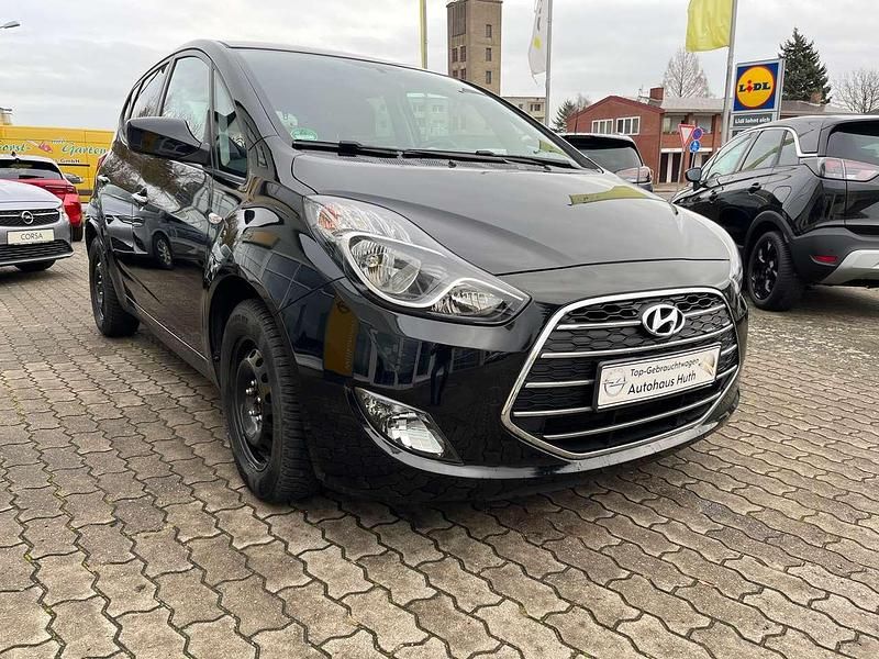 Gebraucht Hyundai ix20 Passion 90 PS (66 kW) 2017 Phantom black / mic Kleinwagen