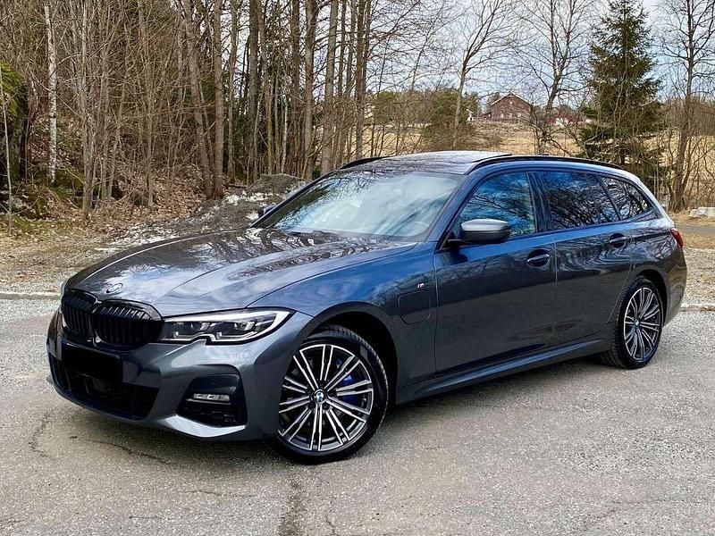 Grau Gebraucht 2021 BMW 330e M Sport Kombi | 23.550 € (Fairer Preis) - Bild 1/4