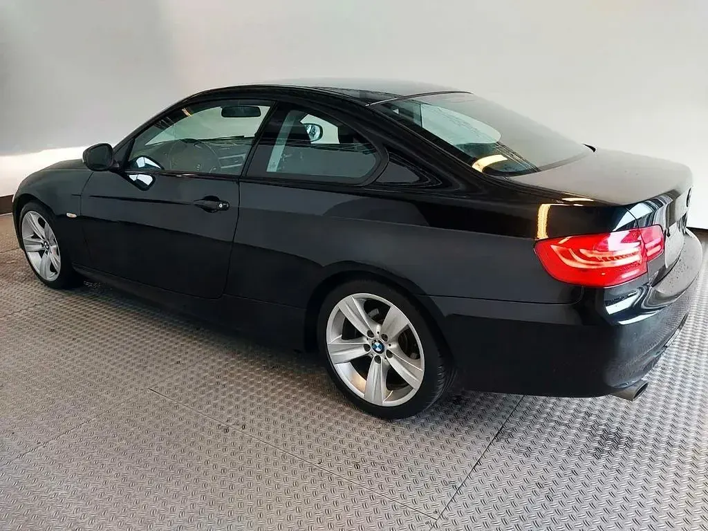 Gebraucht BMW 318 Comfort Edition 143 PS (105 kW) 2011 Schwarz Coupé