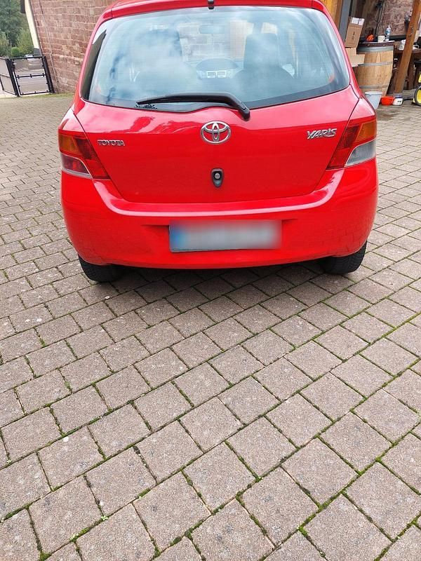 Rot Gebraucht 2009 Toyota Yaris Kleinwagen | 2.490 € (Fairer Preis) - Bild 1/4
