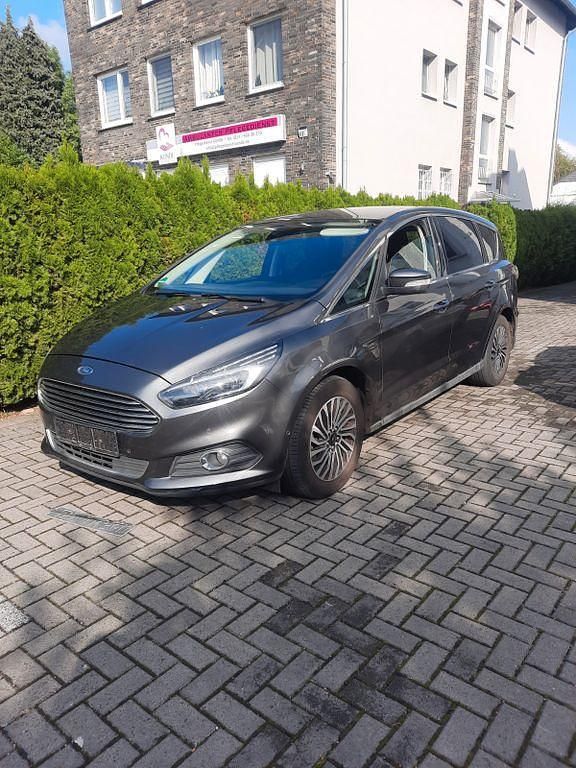 Grau Gebraucht 2019 Ford S-MAX Titanium Van / Kleinbus | 9.899 € (Teuer) - Bild 1/4
