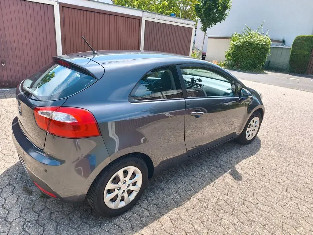 Gebraucht Kia Rio Attract 86 PS (63 kW) 2012 Grau Limousine
